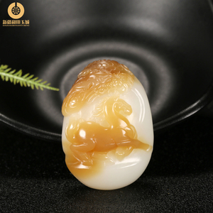 精品新疆和田玉生肖马挂件天然且末料糖羊脂白玉龙马精神玉石吊坠