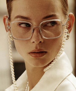 chanel带白色珍珠链金色方框平光眼镜新品