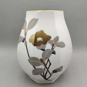 日本回流 皇家御用大仓陶园 okura彩绘玉兰花八棱花瓶 彩绘釉上彩