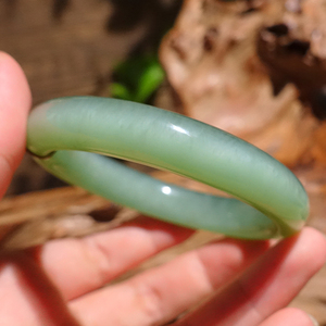 59内径和田玉俄料碧玉猫眼一线天粉青手镯