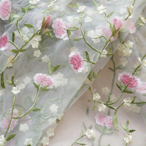 粉色花朵浅绿色叶子绣花蕾丝白色透明网纱面料连衣裙童装礼服辅料