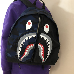 bape 蓝紫红迷彩鲨鱼双肩包 书包 98新