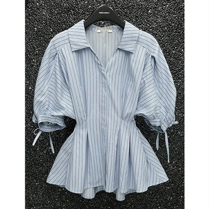 纤纤轻奢蓝色衬衫女2024夏季新款竖条纹蝙蝠袖V领高级感收腰衬衣