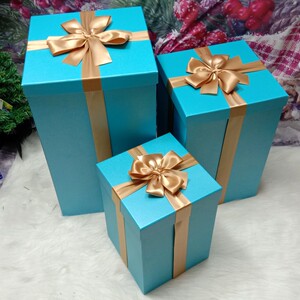 天蓝色超大正方形礼品盒零食篮球礼物包装盒圣诞橱窗摄影堆头纸盒