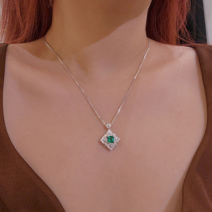 高级感复古蕾丝镶钻培育祖母绿项链女纯银锁骨链绿宝石新中式饰品
