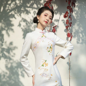 magic q 白色重工立领盘扣圆襟如意纹兔子流云兰花刺绣毛呢旗袍裙