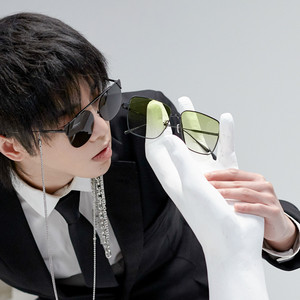 华晨宇王牌对王牌同款眼镜绿色高级感显脸小太阳眼镜防紫外线方形