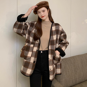 格子外套女大码2021秋冬新款胖mm羊羔毛显瘦格纹开衫毛呢短款大衣