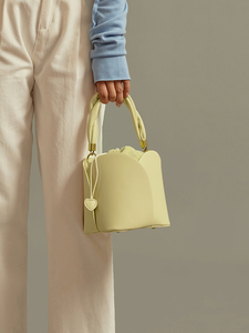香港正品小包包女2022新款高级感花瓣形水桶包真皮单肩斜挎手提包