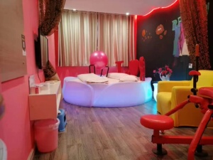 嗨屋酒店(邯郸陵西大街店)精灵女王情趣圆床房(电动床 情侣椅)