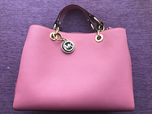mk戴妃包女包单肩斜挎包粉色中号95新.自然光下拍的.实物色