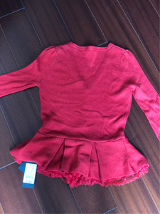 全新可可尼毛衣全新可可尼毛衣，，很正的红色，配黑色包裙，超洋
