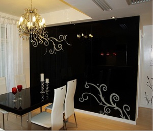 黑色的钢化玻璃窗