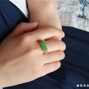 阳绿翡翠马鞍戒指
