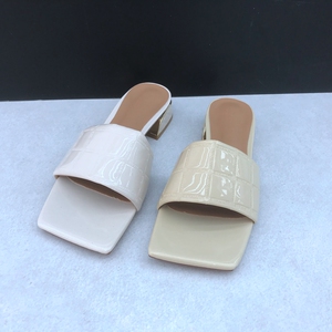 撤柜清仓断码鞋21夏季女鞋方头露趾低跟压花纹一字套脚漆皮女拖鞋