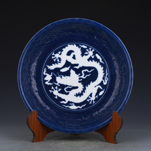 霁蓝釉龙纹盘