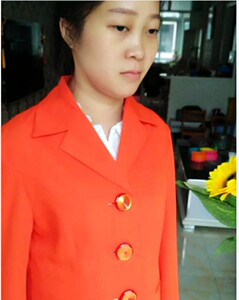 80年代有机玻璃纽扣橘红色四粒扣西服收藏