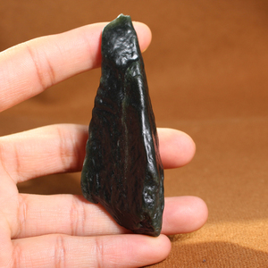 方言热卖和田玉新品680元新疆戈壁料黑碧玉原石籽料玩料小玉把件e