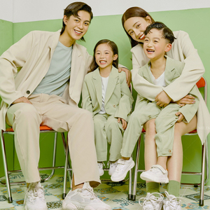影楼工作室亲子装一家四口主题拍照摄影服装西装绿色全家福艺术照