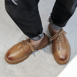大头男鞋子2022新款秋天黄色休闲皮鞋复古工装秋鞋搭配牛仔裤穿的