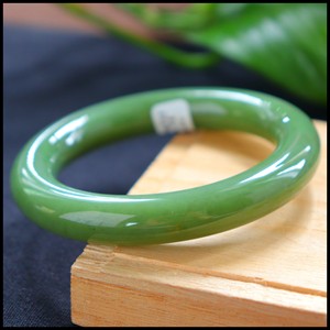 收藏美玉57mm天然析木绿河磨玉籽料玉石手镯和田玉圆条玉镯包邮