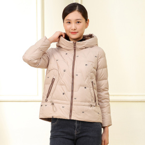 宝莱国际短款纯色绣花90白鸭绒绣花字母连帽羽绒服女商场同款1556