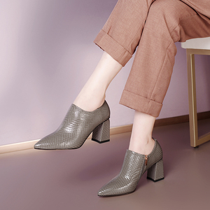 女士职业粗跟深口皮鞋灰色亮皮漆皮尖头时尚单鞋2021春秋款高跟鞋