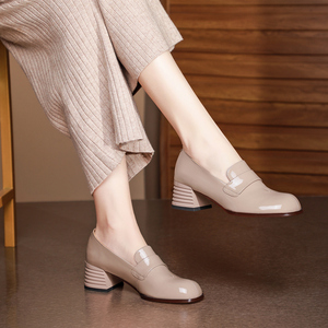 配阔腿裤的鞋子圆头粗跟百搭裸色中跟单鞋女2021新款真皮漆皮女鞋
