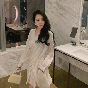 000人付款淘宝水冰月 不同光线呈现不同光泽亮丝衬衫阔腿裤套装…梦