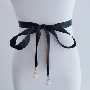 绑蝴蝶结的腰带裙子