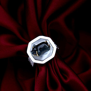存臻古董【诸事顺利】5.95克拉蓝宝石精雕小猪 贝母钻石18K金戒指