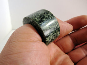 青岛特产崂山绿石海底墨玉扳指健康护身平安内径21-22mm个性精品