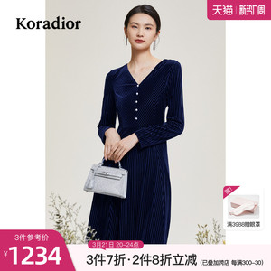 珂莱蒂尔秋冬长袖打底蓝丝绒连衣裙女裙子小个子2021年新款中长款