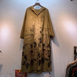 鑫水云阁2022-027春新款时尚气质妈妈装刺绣花连帽休闲大码风衣女
