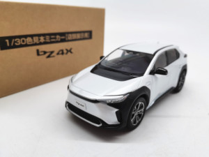 日版右舵 1/30 丰田纯电动合金车模型 bZ4X 2022 纸盒包装