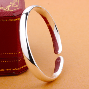 老凤祥银手镯9999纯银女款光面开口实心时尚简约年轻款贵妃银镯子