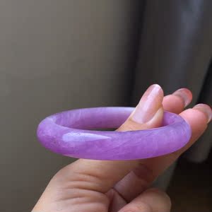 紫锂辉手镯,性价比很高尺寸11*8mm左右,重46克 圈口54mm