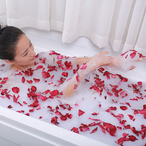 玫瑰花瓣牛奶浴泡澡