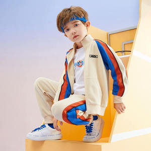 六岁男童蓝色外套