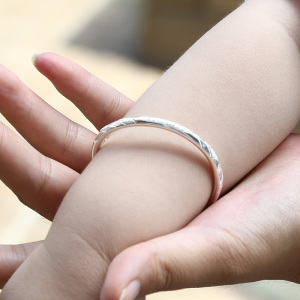 宝宝手镯999纯银新生儿童小孩足银一对婴儿足银小众设计满月礼物