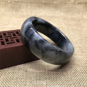 新疆和田玉青花籽料手镯黑白分明玉质油润细腻器型厚重大气