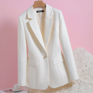 米色西装外套显瘦