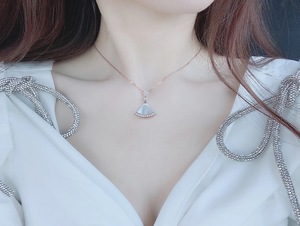 小白裙白扇子白贝母项链女头尾钻