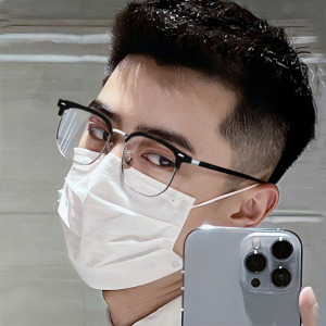 黑半框眼镜男