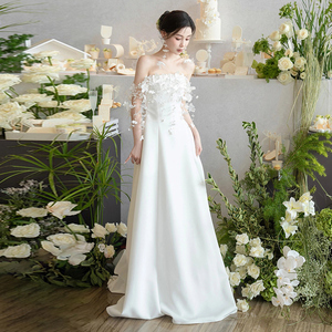 高级感轻婚纱白色缎面气质新娘婚礼迎宾纱设计感小众订婚礼服拖尾