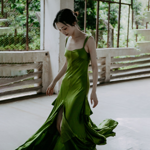 复古绿色高级感新娘晨袍纯色吊带露背仿真丝婚礼宴会晚礼服舞裙女