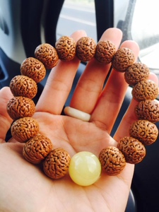 野三坡野生蚂蚁纹柳叶脐文玩桃核精品手串水晶核质姜黄皮男女通用