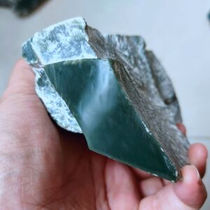 696g新疆和田塔青玉山料原石 蓝调特细塔青块料 把件牌子珠子料