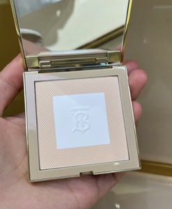 BURBERRY 博柏利 BBR 巴宝莉 新品持妆柔雾风衣粉饼01 粉扑收纳袋