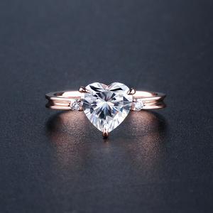 IGI培育钻石人工造裸石定制18K玫瑰金爱心形三颗钻戒指女订婚钻戒